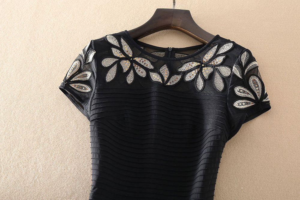 Plus Size Design Embroidered Short Sleeve Cover Hip Round Neck Dress